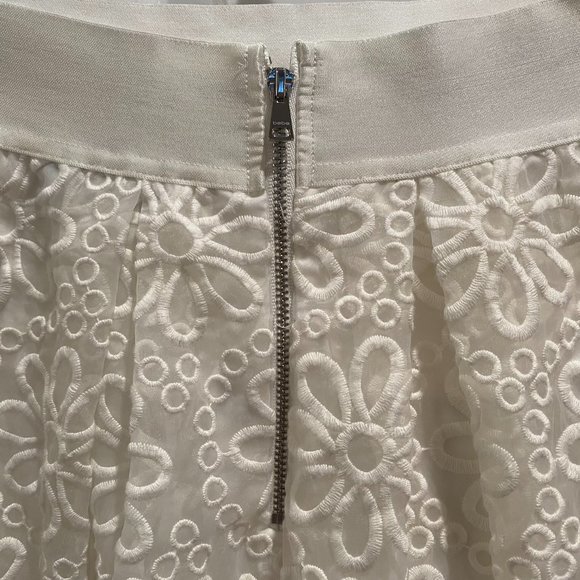 Bebe White Floral Circle Skirt w Back Zip Closure Size Medium - Picture 6 of 8